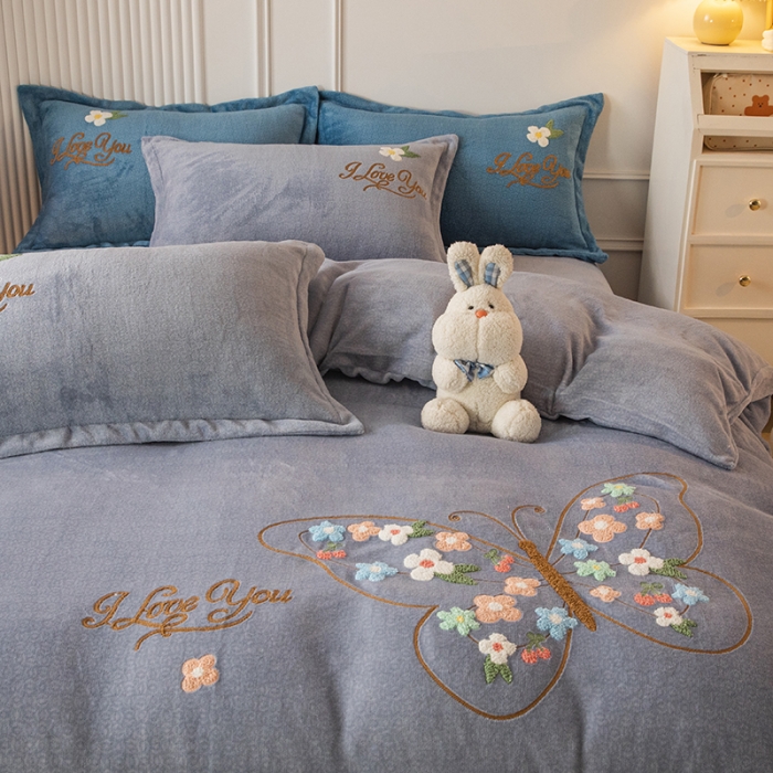 91家纺网 家纺一手货源 找家纺 纽缦 2022新款牛奶绒四件套蝶舞系列 蝶舞灰色