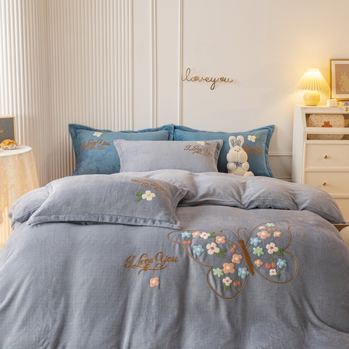 91家纺网 家纺一手货源 找家纺 纽缦 2022新款牛奶绒四件套蝶舞系列 蝶舞灰色