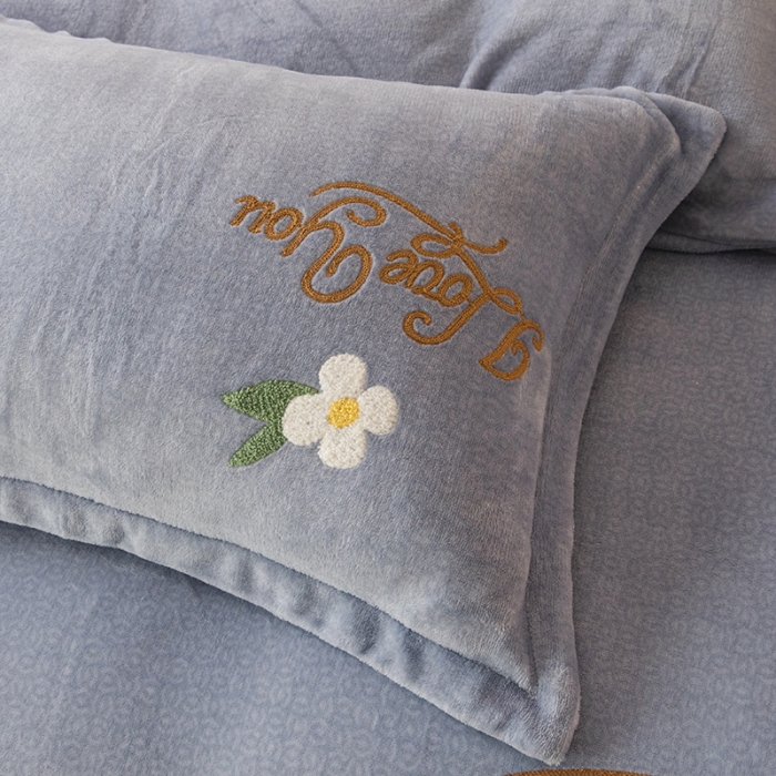 91家纺网 家纺一手货源 找家纺 纽缦 2022新款牛奶绒四件套蝶舞系列 蝶舞灰色