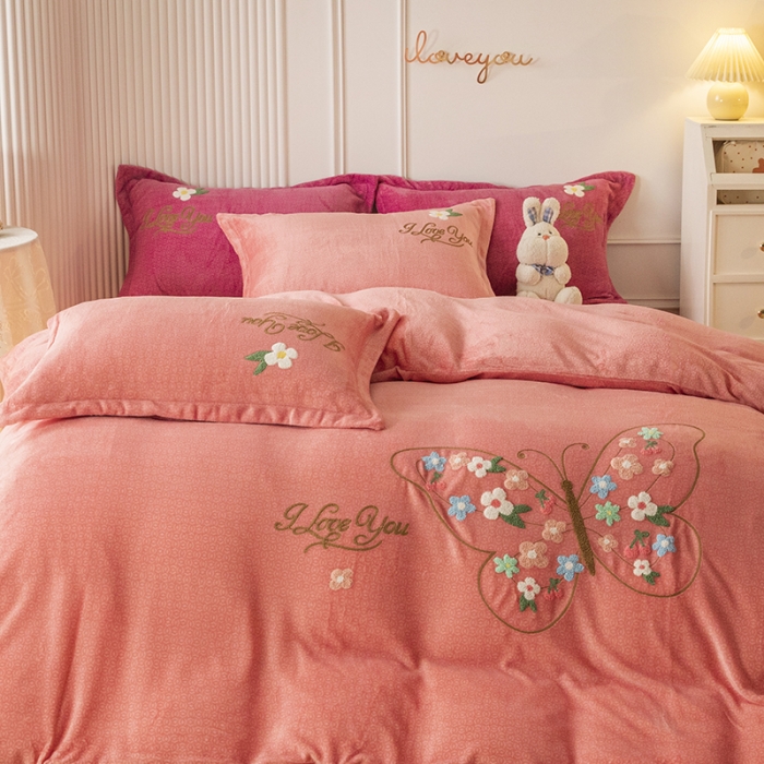 91家纺网 家纺一手货源 找家纺 纽缦 2022新款牛奶绒四件套蝶舞系列 蝶舞玉色