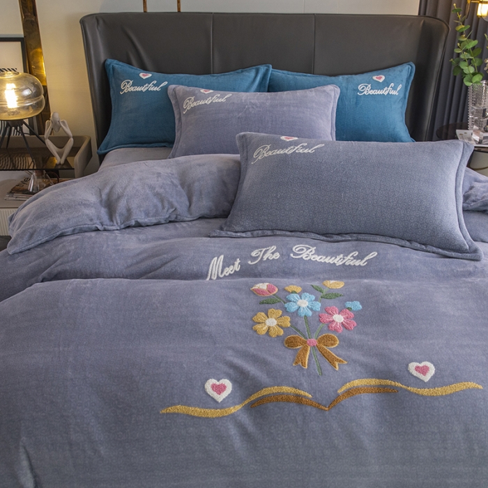 91家纺网 家纺一手货源 找家纺 纽缦 2022新款牛奶绒四件套梦幻花语系列 梦幻花语灰色