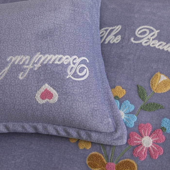 91家纺网 家纺一手货源 找家纺 纽缦 2022新款牛奶绒四件套梦幻花语系列 梦幻花语灰色