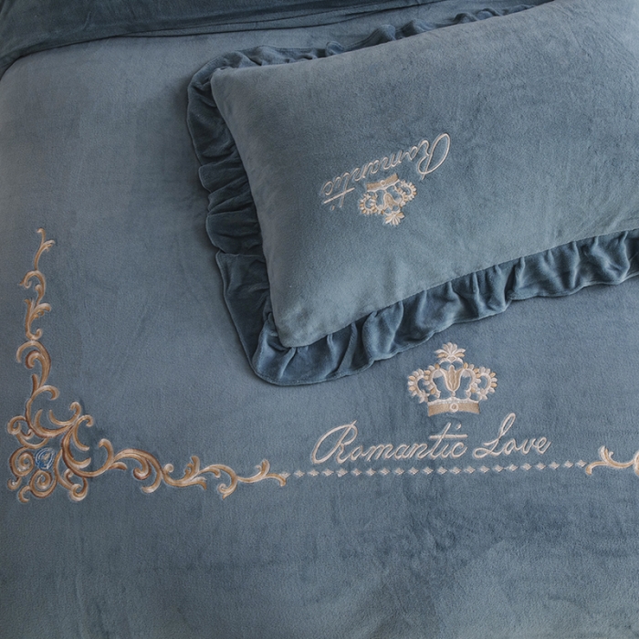 91家纺网 家纺一手货源 找家纺 纽缦 2022新款牛奶绒四件套时尚典范系列 时尚典范蓝灰