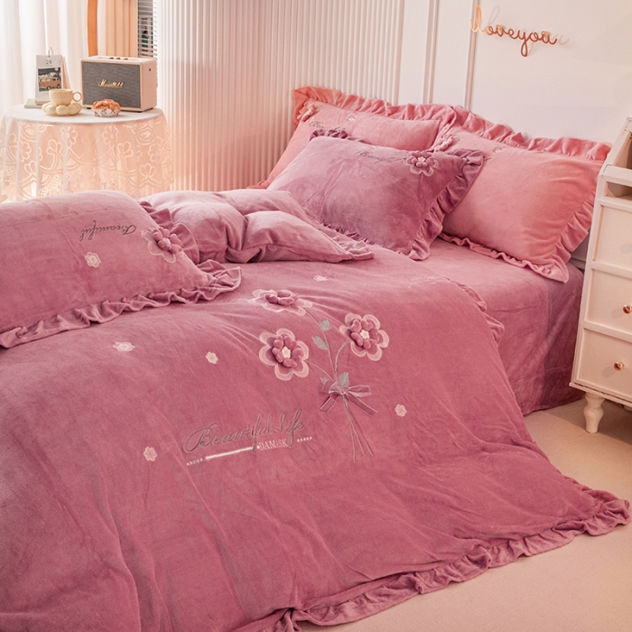 91家纺网 家纺一手货源 找家纺 纽缦 2022新款牛奶绒四件套唯爱系列 唯爱豆沙