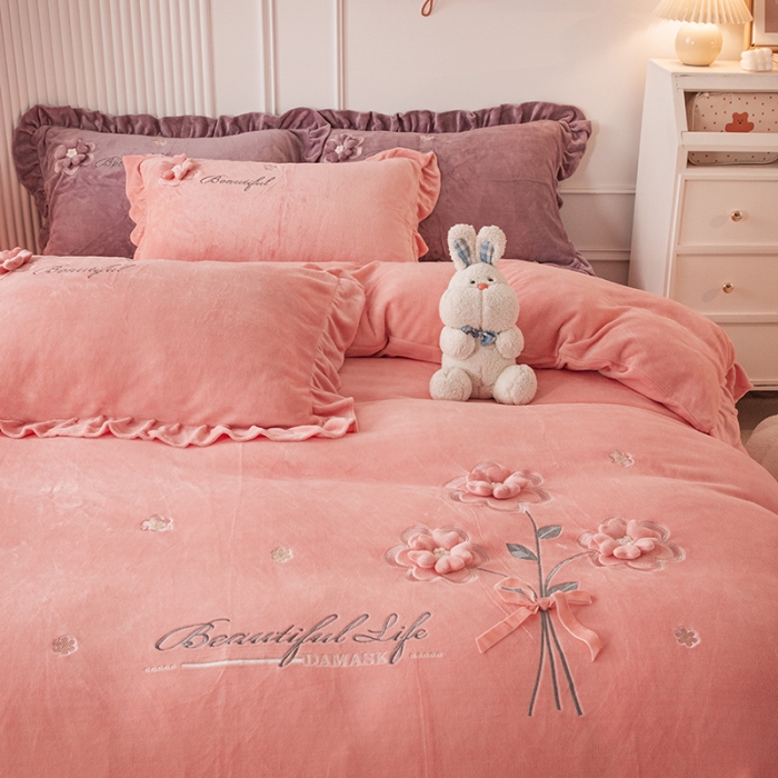 91家纺网 家纺一手货源 找家纺 纽缦 2022新款牛奶绒四件套唯爱系列 唯爱粉