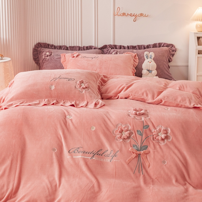 91家纺网 家纺一手货源 找家纺 纽缦 2022新款牛奶绒四件套唯爱系列 唯爱粉