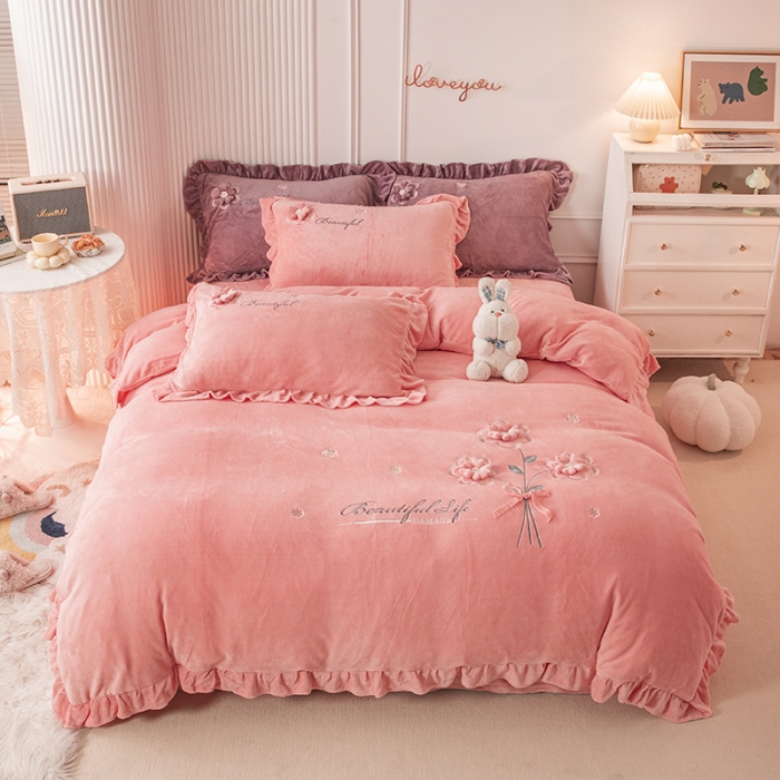 91家纺网 家纺一手货源 找家纺 纽缦 2022新款牛奶绒四件套唯爱系列 唯爱粉