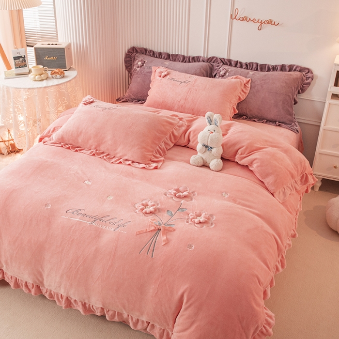 91家纺网 家纺一手货源 找家纺 纽缦 2022新款牛奶绒四件套唯爱系列 唯爱粉