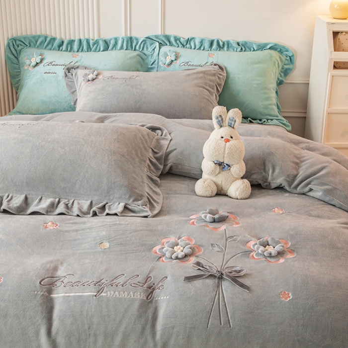 91家纺网 家纺一手货源 找家纺 纽缦 2022新款牛奶绒四件套唯爱系列 唯爱灰