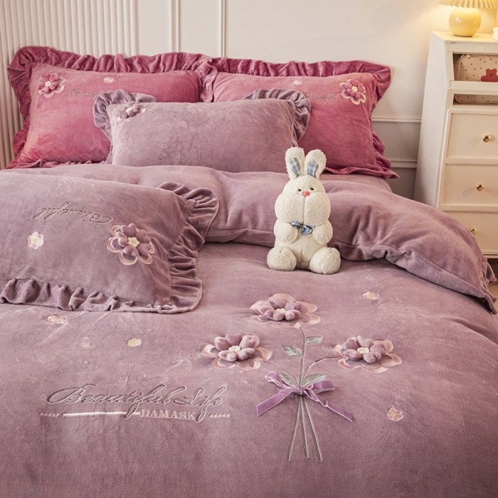 91家纺网 家纺一手货源 找家纺 纽缦 2022新款牛奶绒四件套唯爱系列 唯爱紫