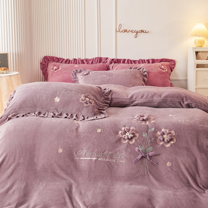 91家纺网 家纺一手货源 找家纺 纽缦 2022新款牛奶绒四件套唯爱系列 唯爱紫