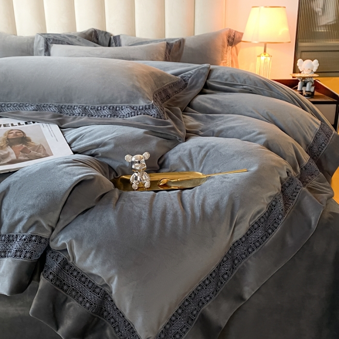 91家纺网 家纺一手货源 找家纺 冬天撸猫感牛奶绒床上四件套双面保暖珊瑚绒镂空边被套爱丽典雅灰