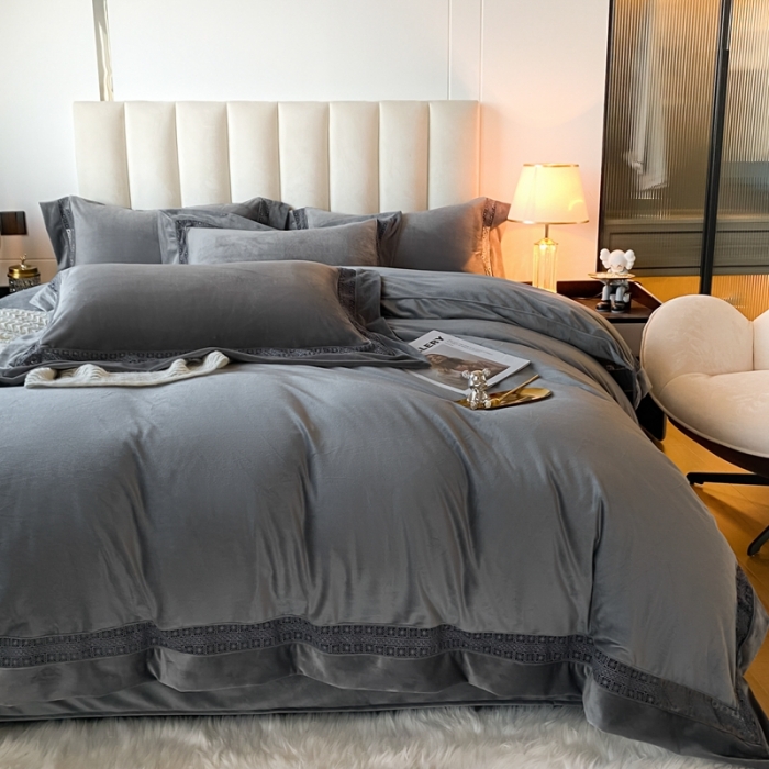 91家纺网 家纺一手货源 找家纺 冬天撸猫感牛奶绒床上四件套双面保暖珊瑚绒镂空边被套爱丽典雅灰