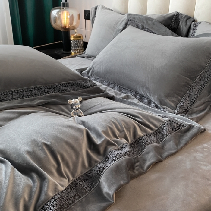 91家纺网 家纺一手货源 找家纺 冬天撸猫感牛奶绒床上四件套双面保暖珊瑚绒镂空边被套爱丽典雅灰