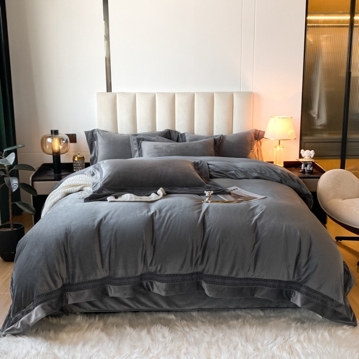 91家纺网 家纺一手货源 找家纺 冬天撸猫感牛奶绒床上四件套双面保暖珊瑚绒镂空边被套爱丽典雅灰