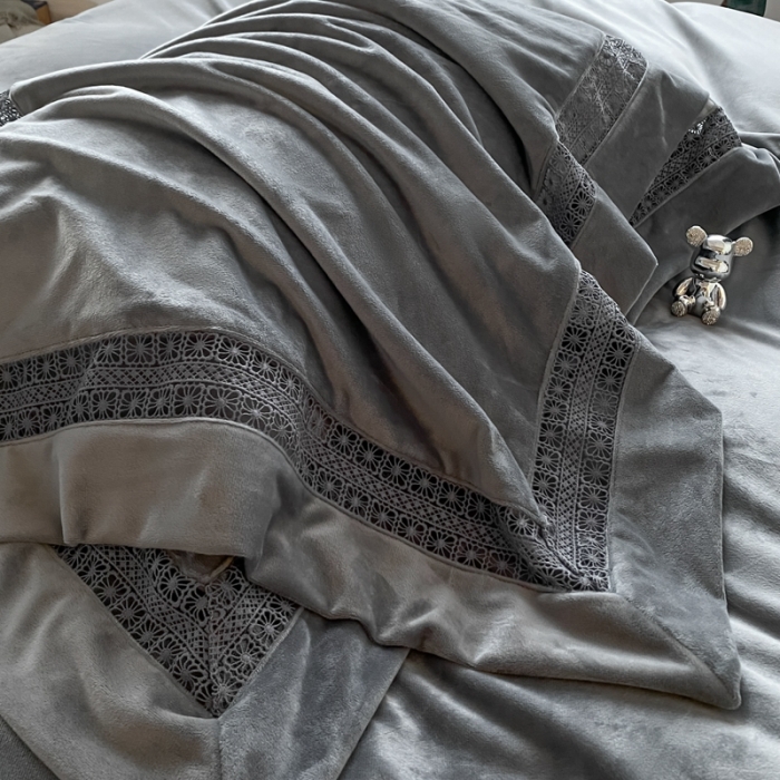 91家纺网 家纺一手货源 找家纺 冬天撸猫感牛奶绒床上四件套双面保暖珊瑚绒镂空边被套爱丽典雅灰
