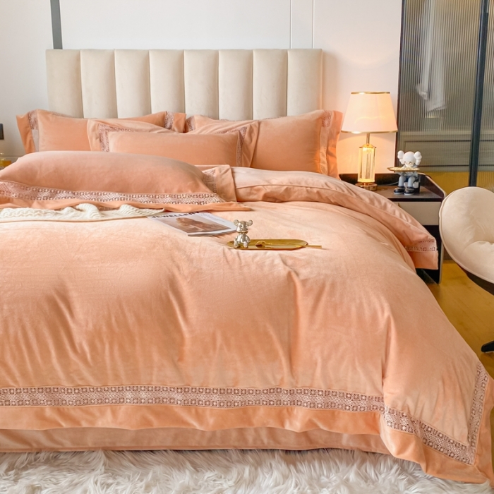 91家纺网 家纺一手货源 找家纺 冬天撸猫感牛奶绒床上四件套双面保暖珊瑚绒镂空边被套爱丽贵妃玉