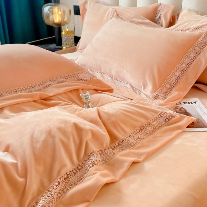 91家纺网 家纺一手货源 找家纺 冬天撸猫感牛奶绒床上四件套双面保暖珊瑚绒镂空边被套爱丽贵妃玉