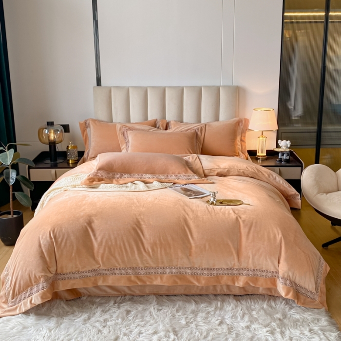 91家纺网 家纺一手货源 找家纺 冬天撸猫感牛奶绒床上四件套双面保暖珊瑚绒镂空边被套爱丽贵妃玉