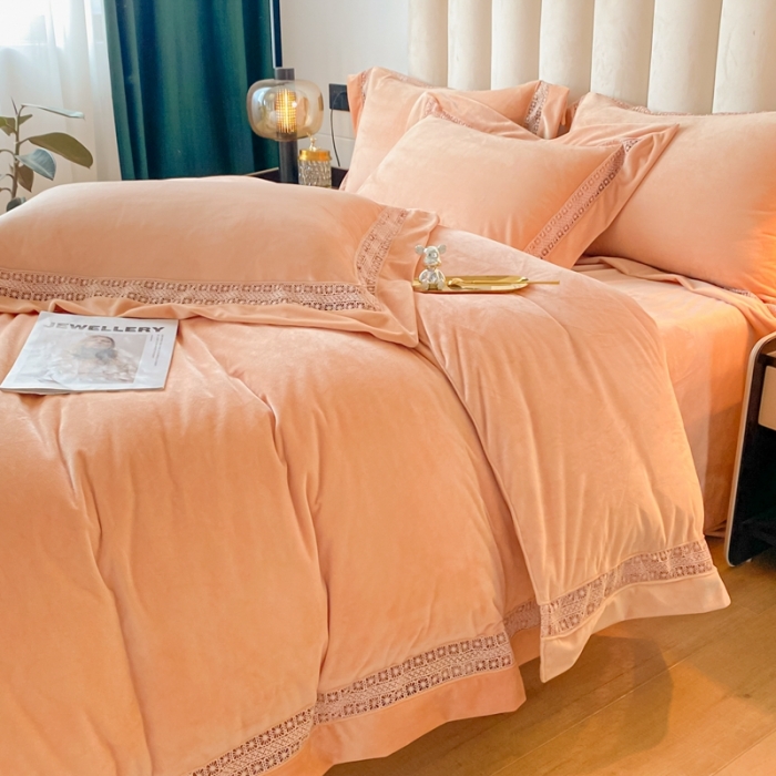 91家纺网 家纺一手货源 找家纺 冬天撸猫感牛奶绒床上四件套双面保暖珊瑚绒镂空边被套爱丽贵妃玉