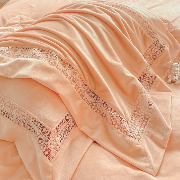 91家纺网 家纺一手货源 找家纺 冬天撸猫感牛奶绒床上四件套双面保暖珊瑚绒镂空边被套爱丽贵妃玉