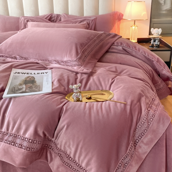 91家纺网 家纺一手货源 找家纺 冬天撸猫感牛奶绒床上四件套双面保暖珊瑚绒镂空边被套爱丽少女粉