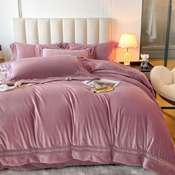 91家纺网 家纺一手货源 找家纺 冬天撸猫感牛奶绒床上四件套双面保暖珊瑚绒镂空边被套爱丽少女粉