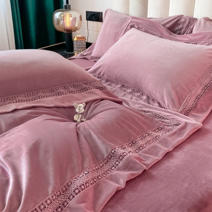 91家纺网 家纺一手货源 找家纺 冬天撸猫感牛奶绒床上四件套双面保暖珊瑚绒镂空边被套爱丽少女粉
