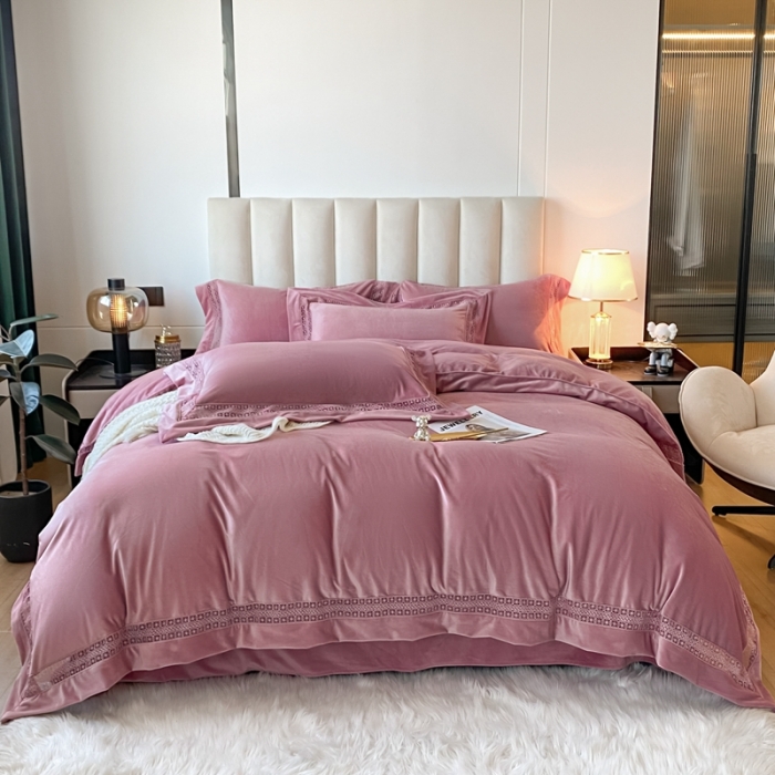 91家纺网 家纺一手货源 找家纺 冬天撸猫感牛奶绒床上四件套双面保暖珊瑚绒镂空边被套爱丽少女粉