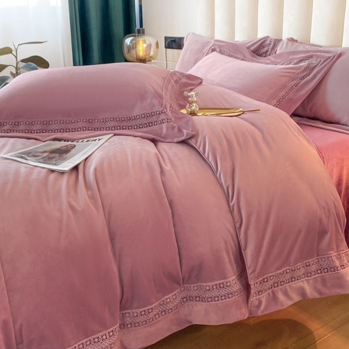 91家纺网 家纺一手货源 找家纺 冬天撸猫感牛奶绒床上四件套双面保暖珊瑚绒镂空边被套爱丽少女粉