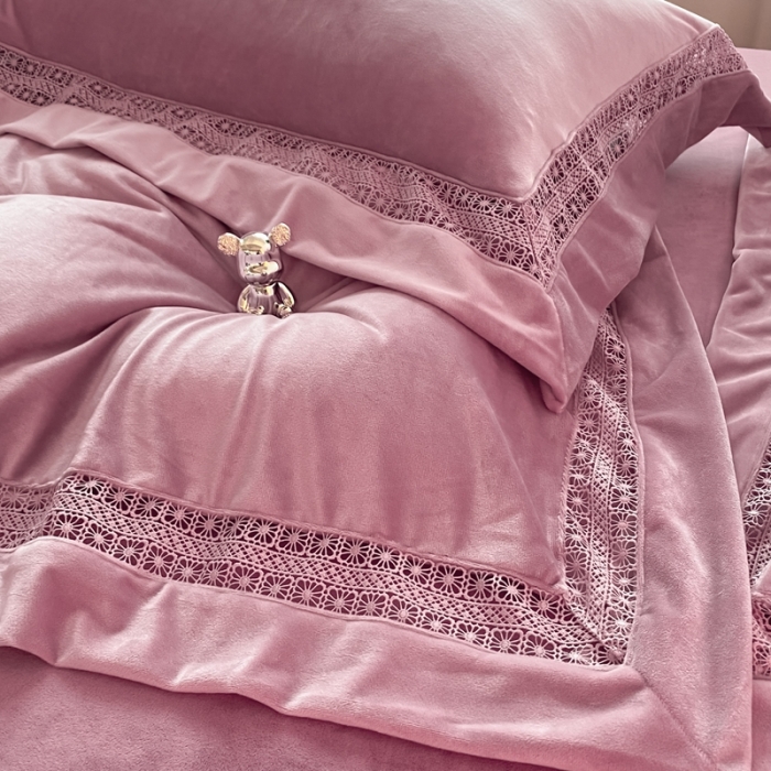 91家纺网 家纺一手货源 找家纺 冬天撸猫感牛奶绒床上四件套双面保暖珊瑚绒镂空边被套爱丽少女粉