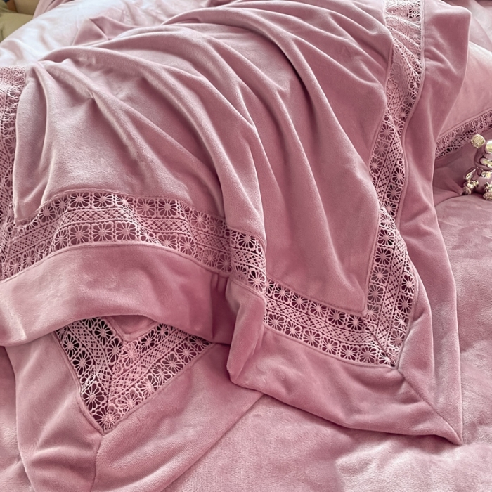 91家纺网 家纺一手货源 找家纺 冬天撸猫感牛奶绒床上四件套双面保暖珊瑚绒镂空边被套爱丽少女粉