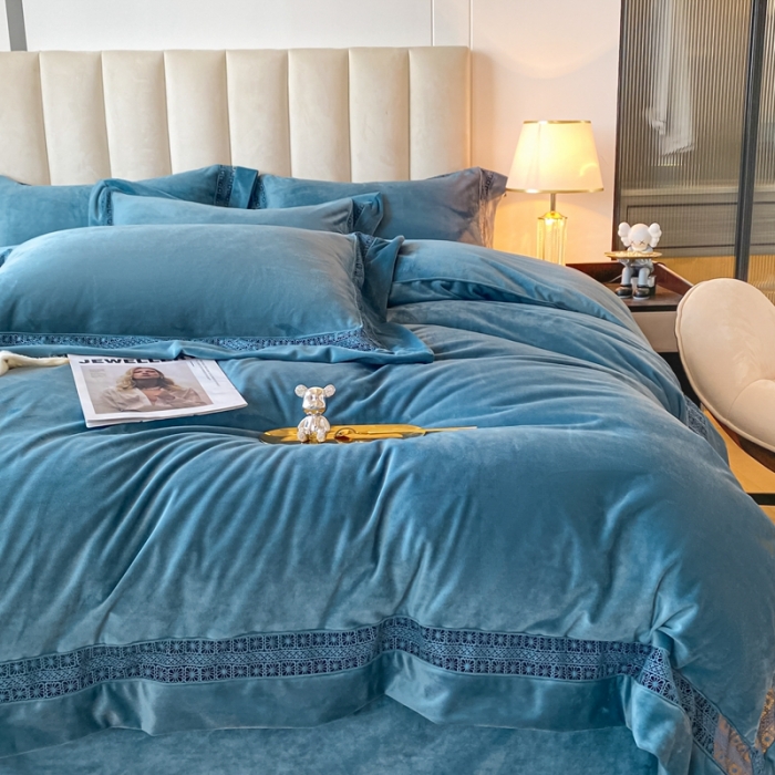 91家纺网 家纺一手货源 找家纺 冬天撸猫感牛奶绒床上四件套双面保暖珊瑚绒镂空边被套爱丽雾霾蓝