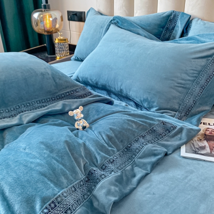 91家纺网 家纺一手货源 找家纺 冬天撸猫感牛奶绒床上四件套双面保暖珊瑚绒镂空边被套爱丽雾霾蓝