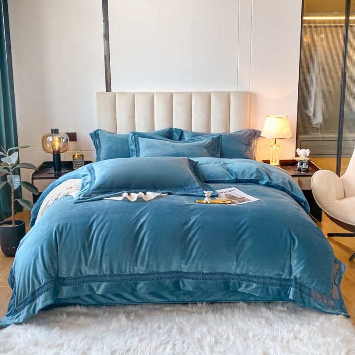 91家纺网 家纺一手货源 找家纺 冬天撸猫感牛奶绒床上四件套双面保暖珊瑚绒镂空边被套爱丽雾霾蓝