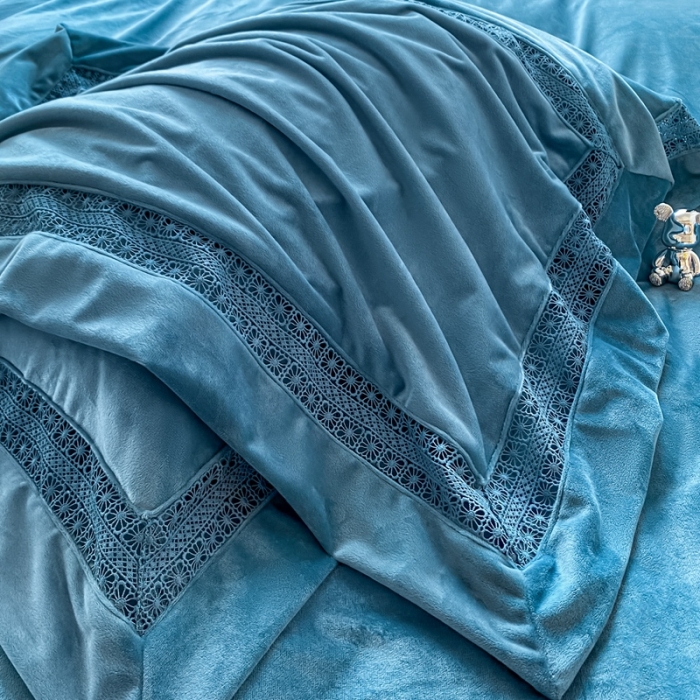 91家纺网 家纺一手货源 找家纺 冬天撸猫感牛奶绒床上四件套双面保暖珊瑚绒镂空边被套爱丽雾霾蓝