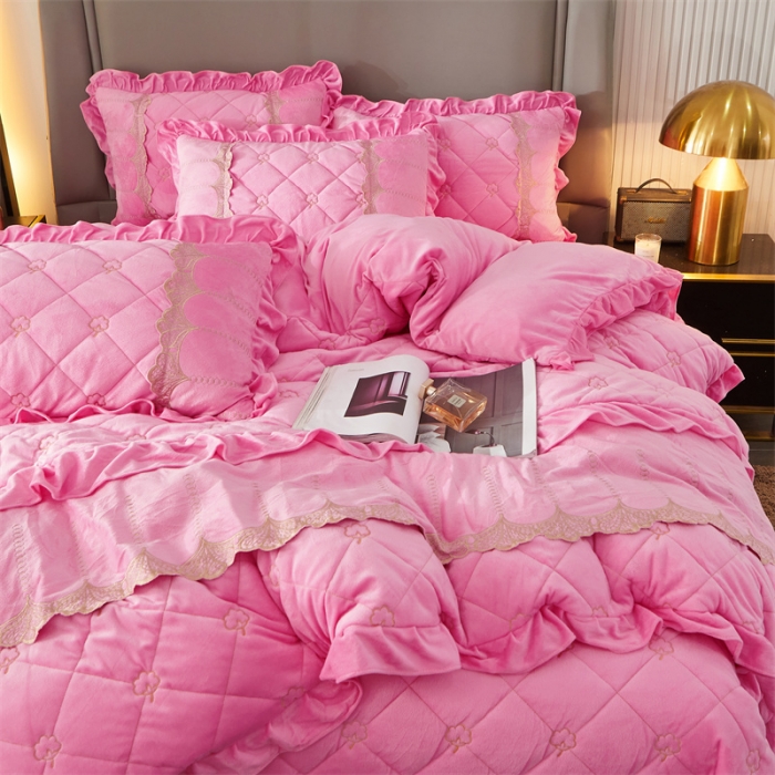 91家纺网 家纺一手货源 找家纺 十个点家纺 2024新款刺绣水晶绒床盖三件套 粉色