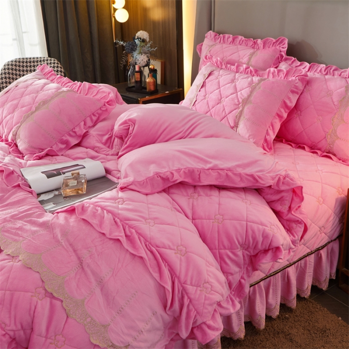 91家纺网 家纺一手货源 找家纺 十个点家纺 2024新款刺绣水晶绒床盖三件套 粉色