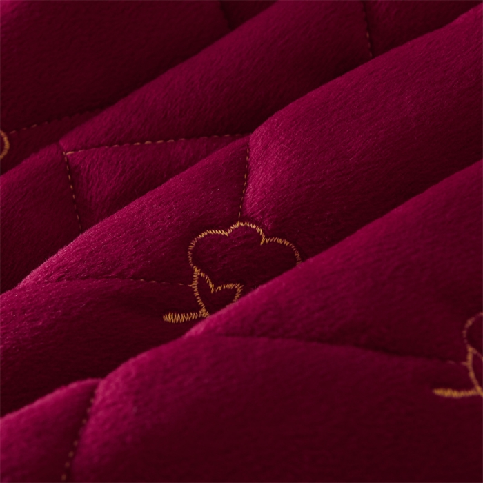 91家纺网 家纺一手货源 找家纺 十个点家纺 2024新款刺绣水晶绒床盖三件套 酒红