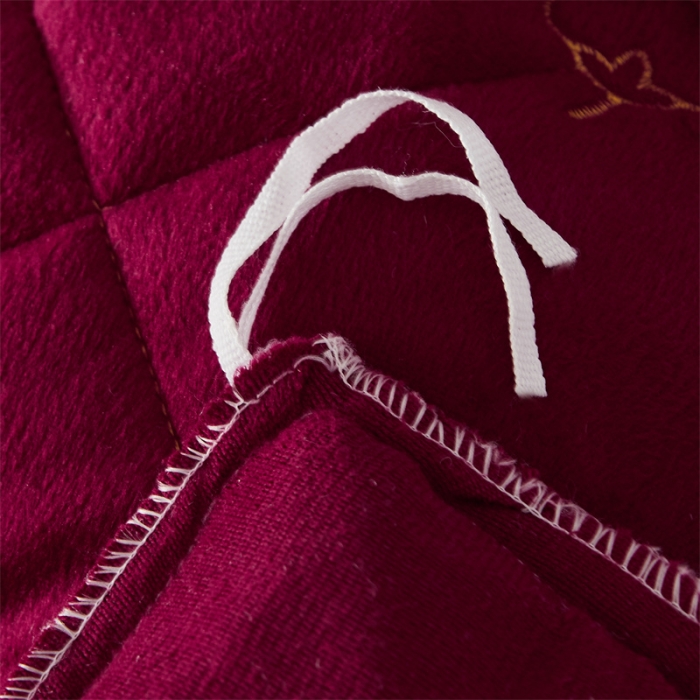 91家纺网 家纺一手货源 找家纺 十个点家纺 2024新款刺绣水晶绒床盖三件套 酒红