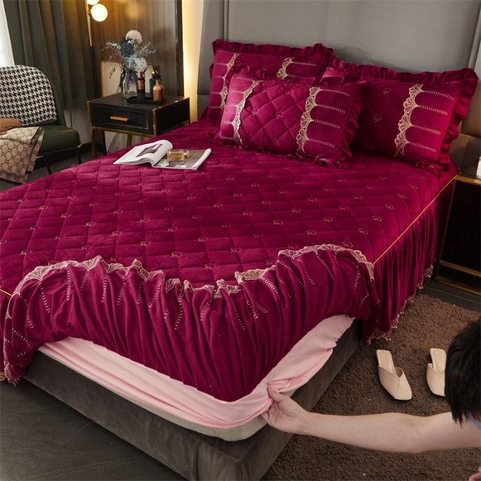 91家纺网 家纺一手货源 找家纺 十个点家纺 2024新款刺绣水晶绒床盖三件套 酒红