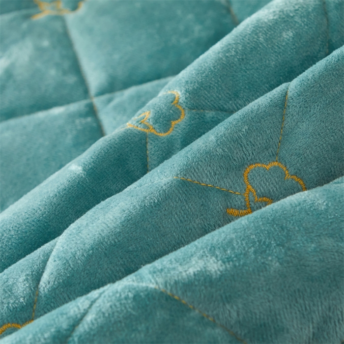 91家纺网 家纺一手货源 找家纺 十个点家纺 2024新款刺绣水晶绒床盖三件套 水墨绿