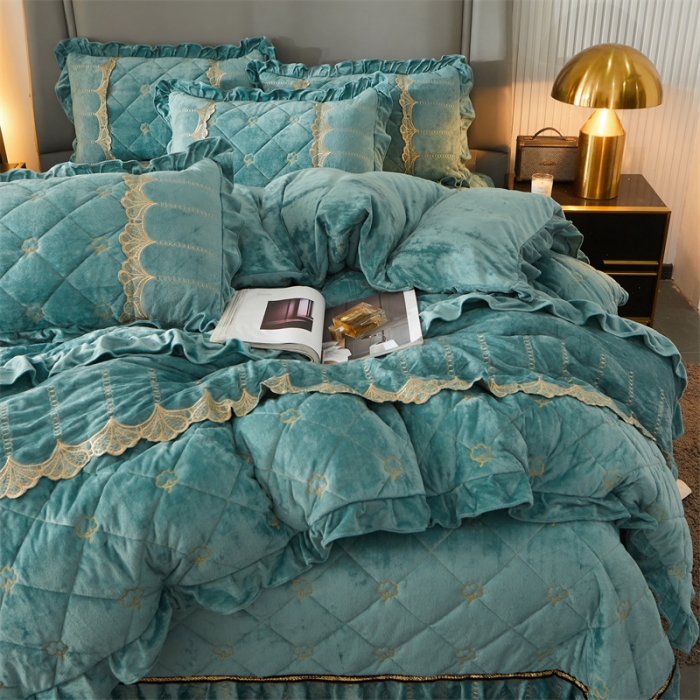 91家纺网 家纺一手货源 找家纺 十个点家纺 2024新款刺绣水晶绒床盖四件套 水墨绿