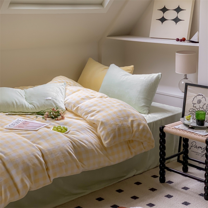 91家纺网 家纺一手货源 找家纺 洋铭区2022新款小清新撞色系列绒四件套 菠萝格