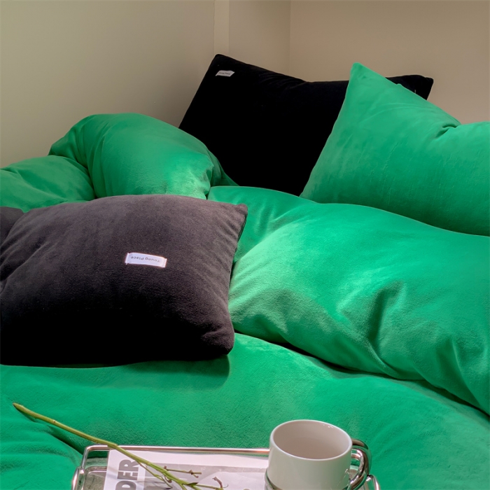 91家纺网 家纺一手货源 找家纺 洋铭区2022新款小清新撞色系列绒四件套 绿贝贝