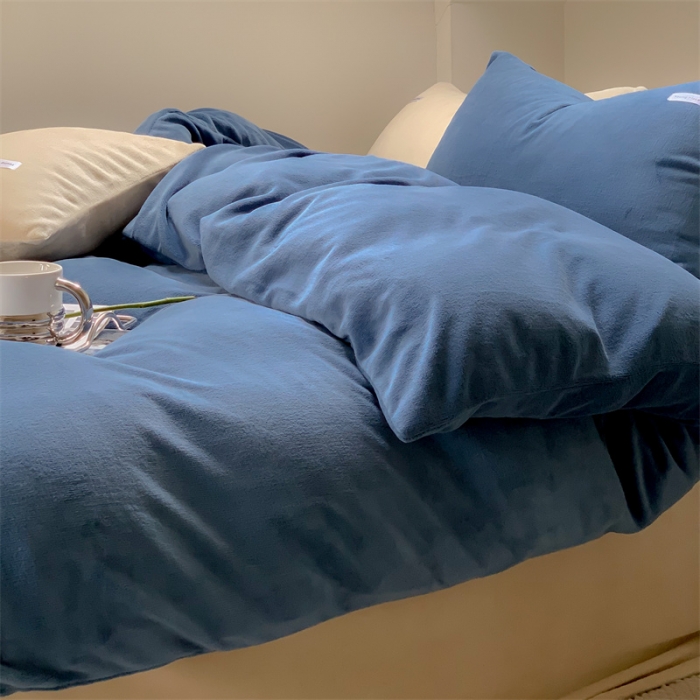 91家纺网 家纺一手货源 找家纺 洋铭区2022新款小清新撞色系列绒四件套 蓝嘟嘟