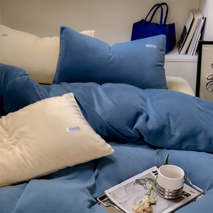 91家纺网 家纺一手货源 找家纺 洋铭区2022新款小清新撞色系列绒四件套 蓝嘟嘟