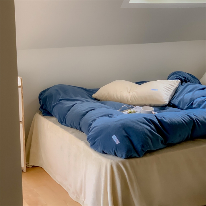 91家纺网 家纺一手货源 找家纺 洋铭区2022新款小清新撞色系列绒四件套 蓝嘟嘟