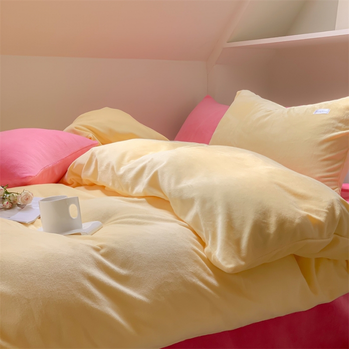 91家纺网 家纺一手货源 找家纺 洋铭区2022新款小清新撞色系列绒四件套 黄贝贝