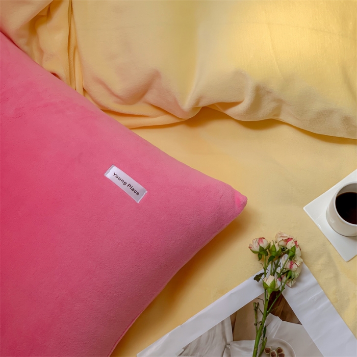 91家纺网 家纺一手货源 找家纺 洋铭区2022新款小清新撞色系列绒四件套 黄贝贝